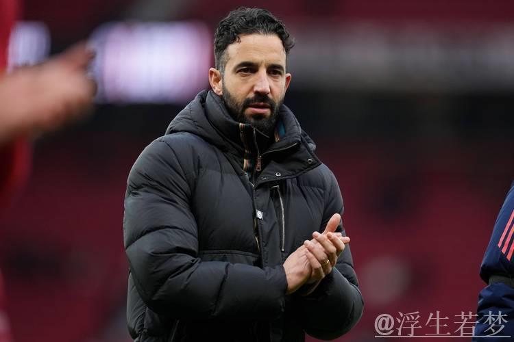 阿莫林拳头现新伤痕疑再怒！不满曼联阵容认同名宿批评